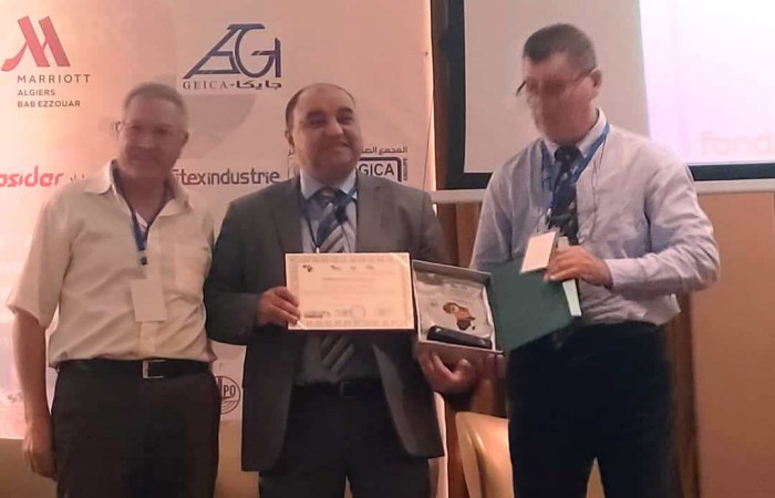 01 Dr Mezouar remettant une attestation de reconnaissance au Dr Zerhouni