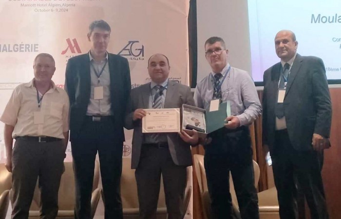 02 Dr Zerhouni Honoré par Dr Mezouar en présence du Dr S.Burton, R. Bahar