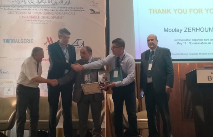 04 Poignée de main entre Dr Mezouar et Pr