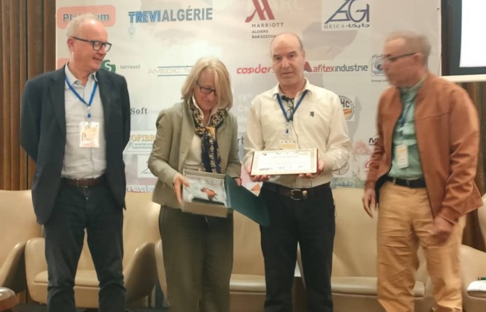 Remise de reconnaissance par Dr Laouami au Pr. Raffaella Granatta talie